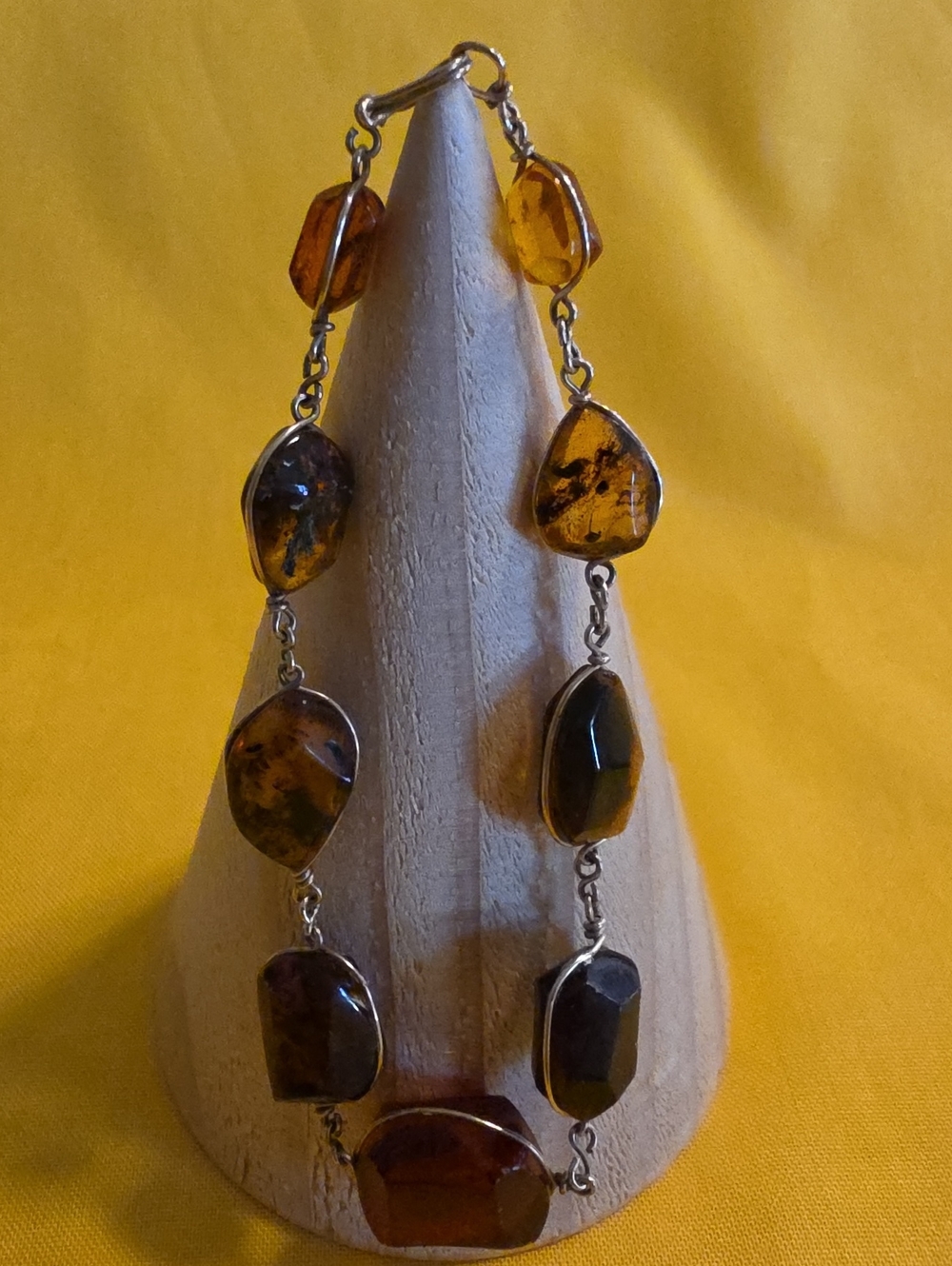Vintage Amber Pieces In a Gold-Tone Wire Link Bracelet ▪︎ Black Light Tested 🔦